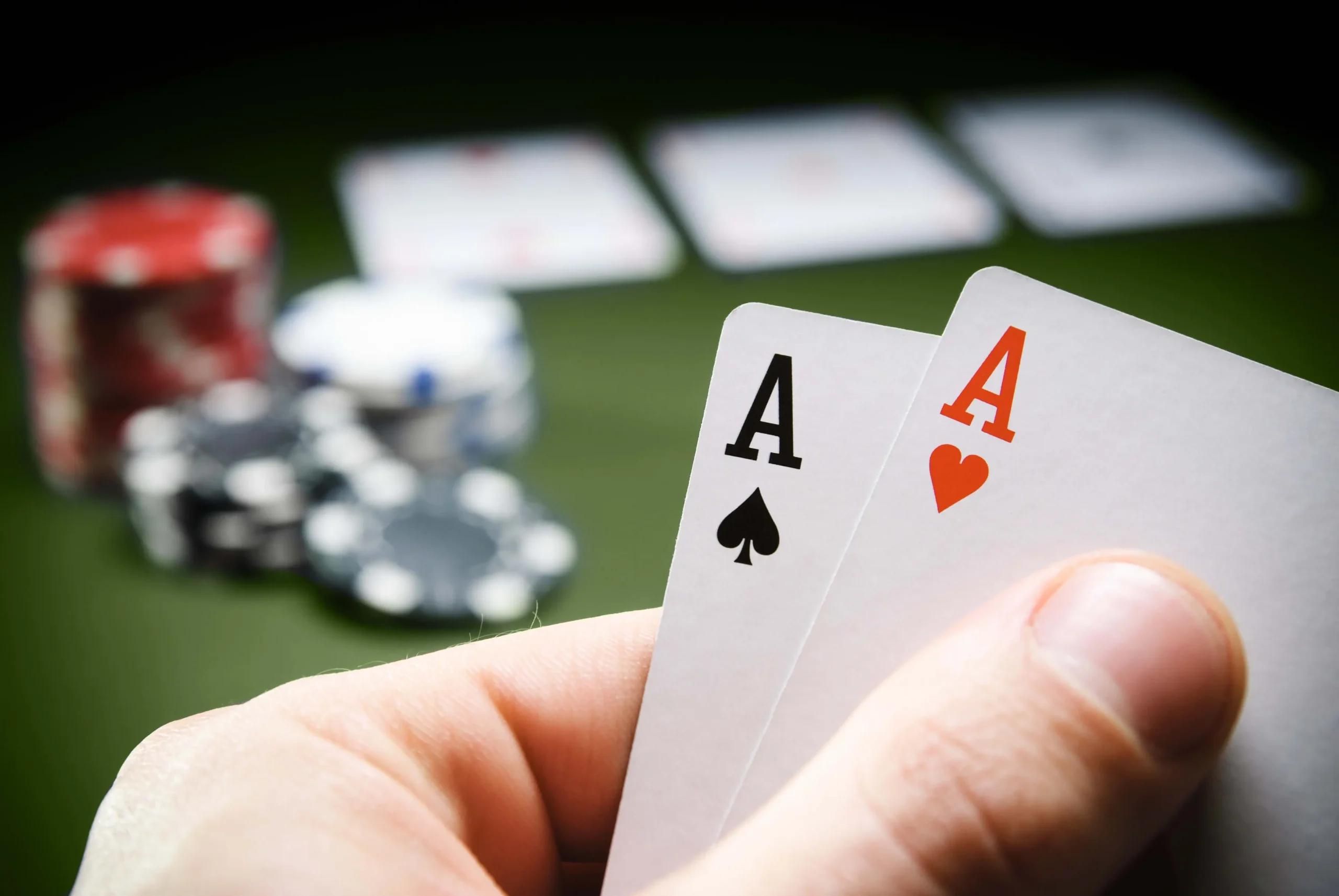 Bluff Trong Poker Là Gì? Hướng Dẫn Chơi Poker Hiệu Quả Tại V9BET